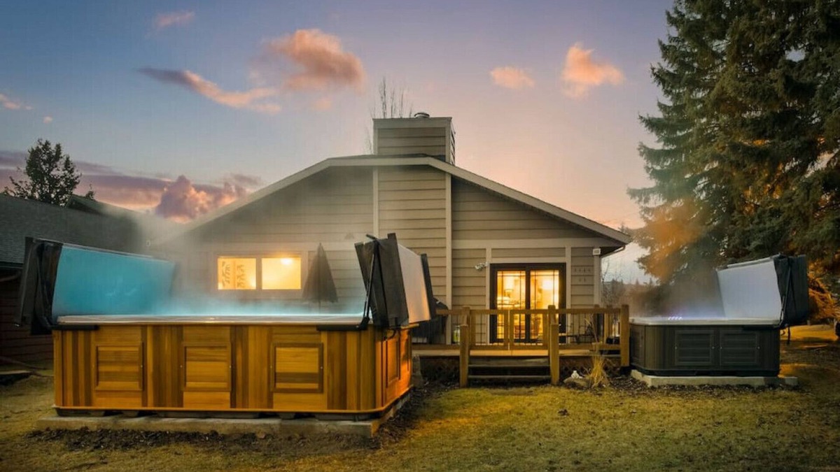 East Kootenay House | SPACIOUS 3,000 sq2 Luxury Home | PRIVATE Pool & Hot Tub | STEPS to Kinsmen Beach