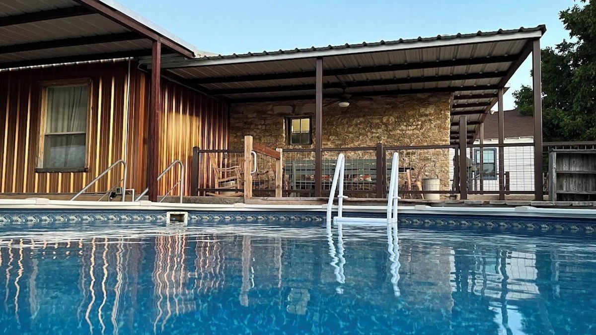 Gatesville House | Spacious 3/2 - Historic Charm & Modern Comfort with pool, porch, cook's kitchen
