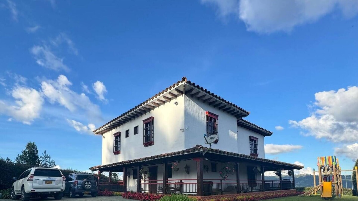 Guarne House | Spacious 3-bdr Colonial property in Guarne-20 min from airport Jose Maria Cordv
