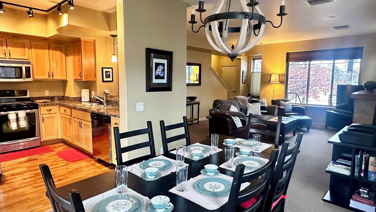 Hailey House | Spacious 3 BDR Pet Friendly, Hottub, Pool