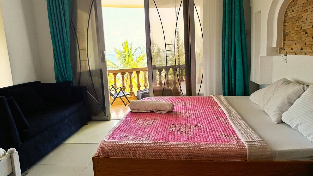 Bamburi Apartment | Spacious 3-bdrm Beachfront Apt in Shanzu,Mombasa with a Jaccuzzi, Bar&restaurant