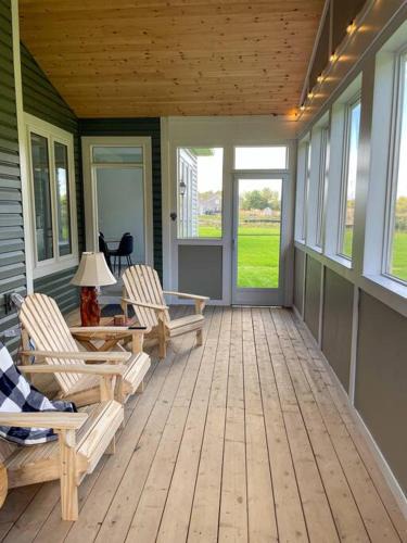 Bracebridge House | Spacious 3 Bdrm Retreat, Muskoka Room & Fireplace