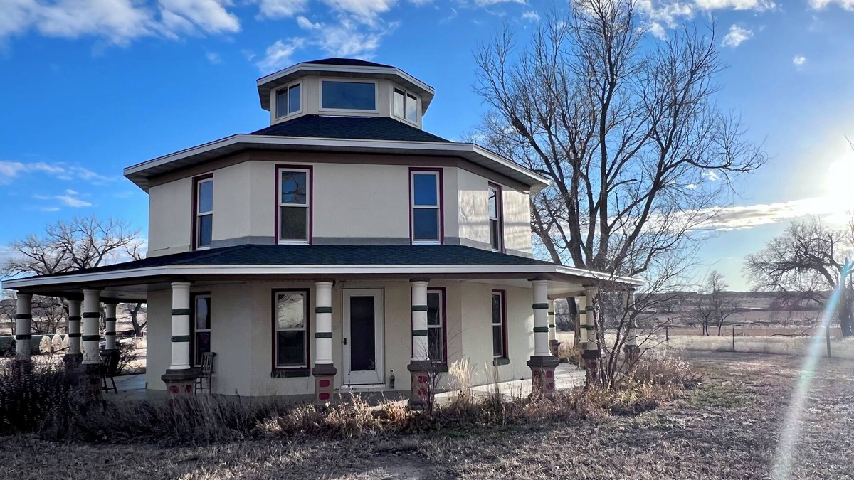 Wray House | Spacious 3 bed, 3 bath Eastern Colorado Farmhouse Retreat