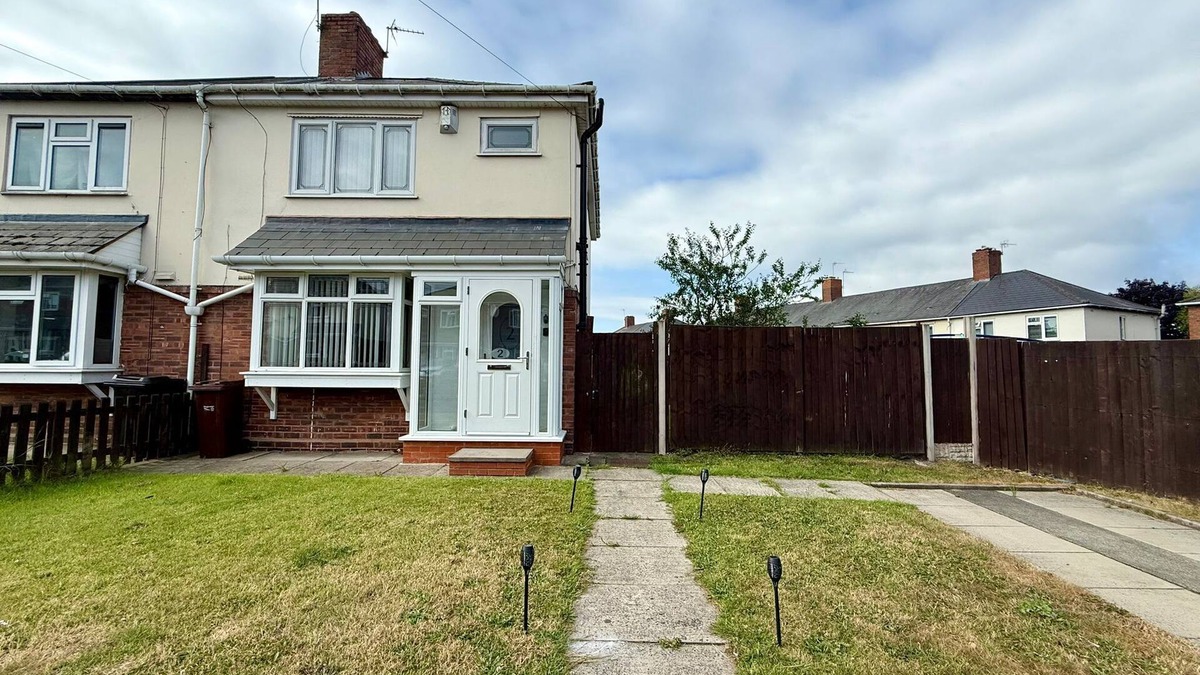Wolverhampton House | Spacious 3-Bed Contractor-Friendly with Parking in Wolverhampton