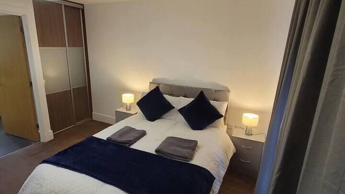 Fenny Stratford House | Spacious 3 bed house with ensuite and free parking