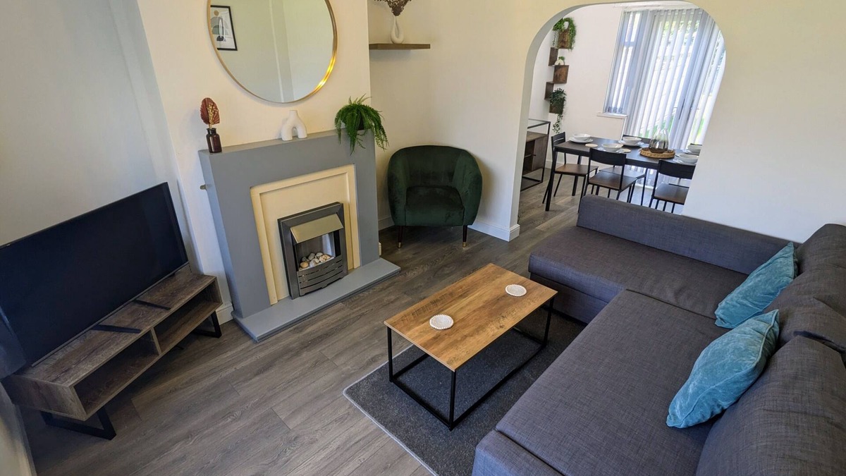 Liverpool House | Spacious 3 Bed Home - Parking & WiFi - Contractors