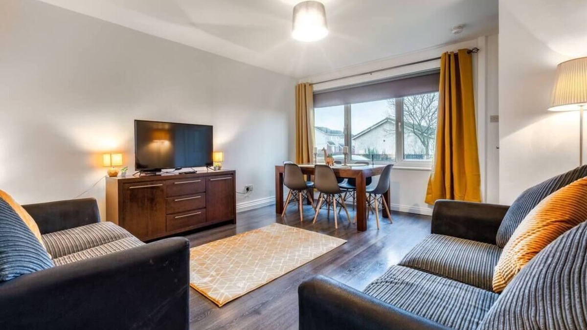 Shotts House | Spacious 3 bed house with on street parking