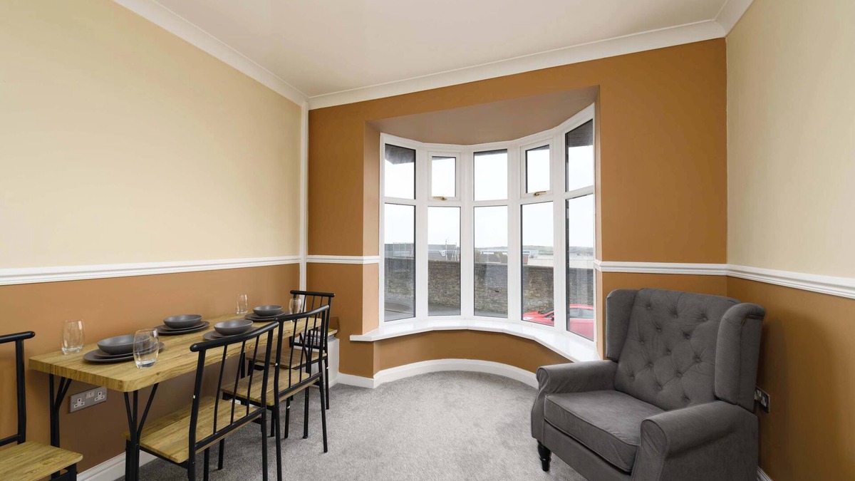 St. Thomas House | Spacious 3 Bedroom Home in Swansea with Garden
