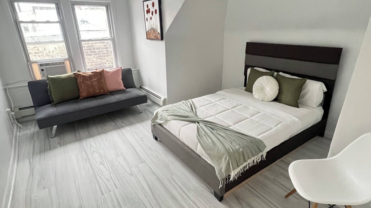 West New York Apartment | Spacious 3-bedroom apartment in brilliant close to New York with balcony.