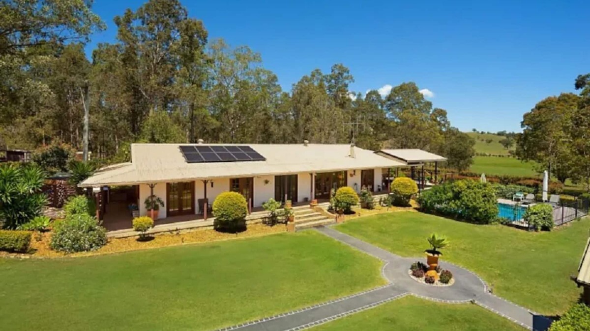 Firefly House | Spacious 3-bedroom 2-bathroom country residence on 10 acres