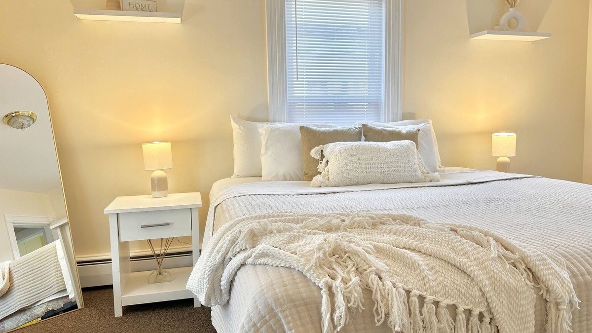 Concord Apartment | Spacious 3 Bedroom 2 Bath First Floor Apt Close to Downtown Concord