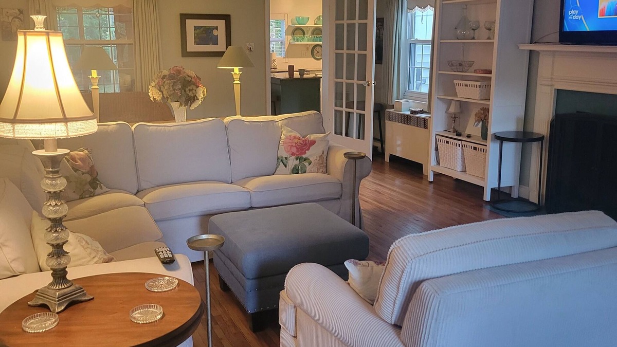 Anna House | Spacious 3 bedroom, 2 full baths, hot tub, fireplace, full kitchen, outside deck