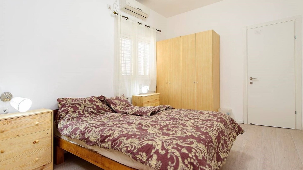 Tel Aviv Apartment | Spacious 3-bedroom apartment with AC, WiFi in charming Giv'atayim