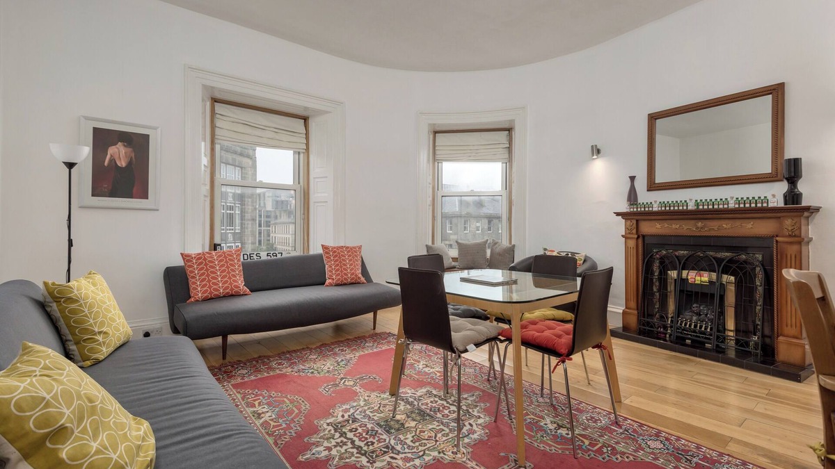 Tollcross Apartment | Spacious 3-bedroom apartment with views of Edinburgh Castle. Sleeps 6.