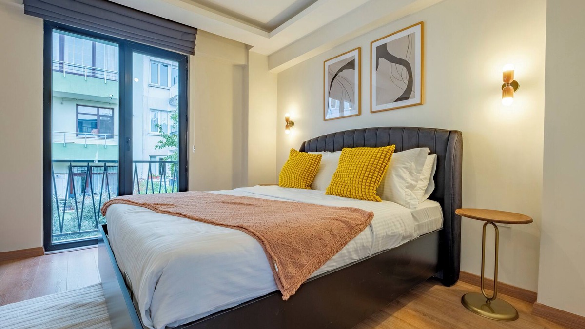 Gumussuyu Mahallesi Apartment | Spacious 3-bedroom apartment with WiFi and AC in wonderful Istanbul