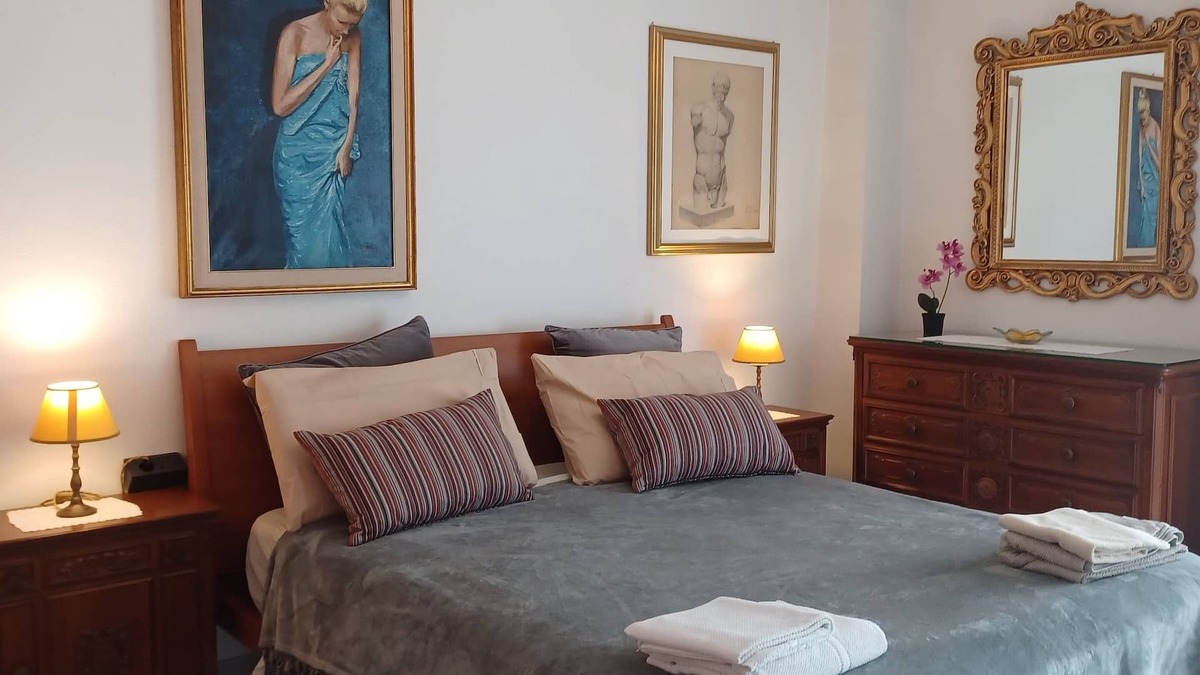 Materdei Apartment | Spacious 3-bedroom apartment with AC, WiFi in beautiful Napoli