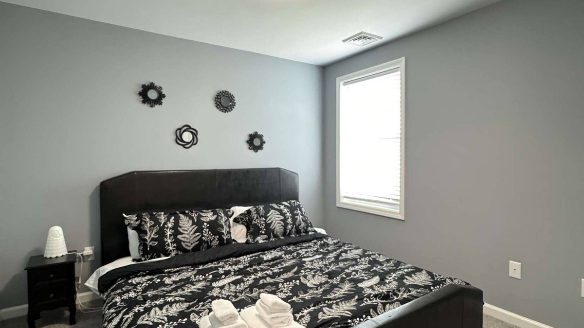 Bristol Apartment | Spacious 3-bedroom Apartment Near School!