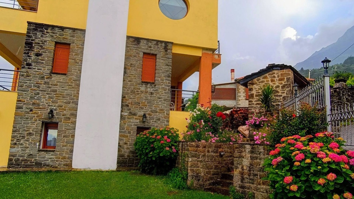 Dodoni Apartment | Spacious 3-bedroom apartment with AC, WiFi in marvelous Mantio