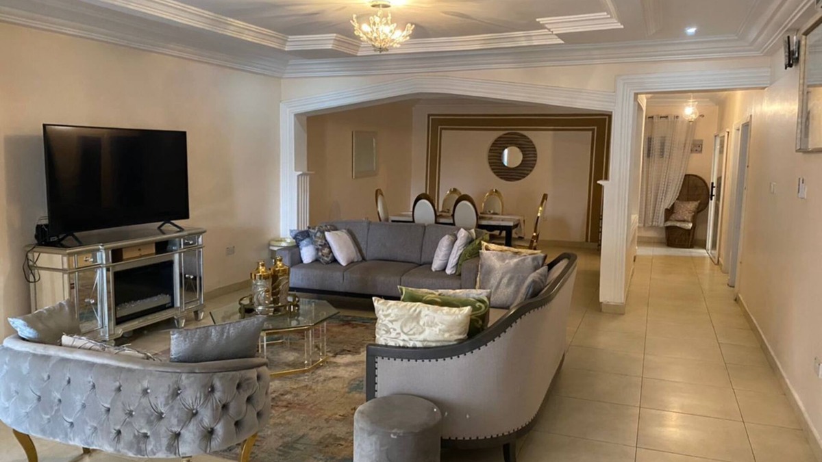 Osu Klottey Apartment | Spacious 3-bedroom apartment with WiFi and AC in East Legon Accra