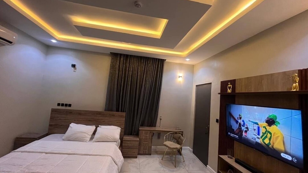 Abuja Apartment | Spacious 3-bedroom apartment with AC and WiFi in charming Abuja