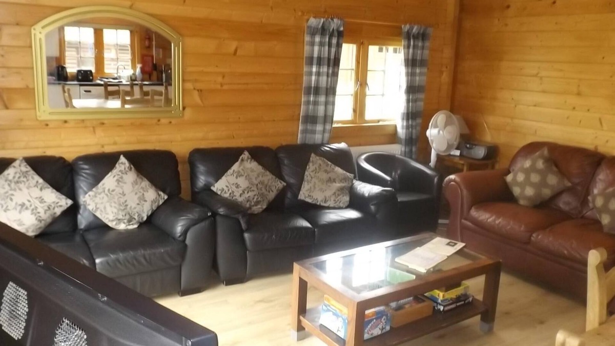 Offenham Cabin | Spacious 3 bedroom cabin at Avonvale Holiday Lodge