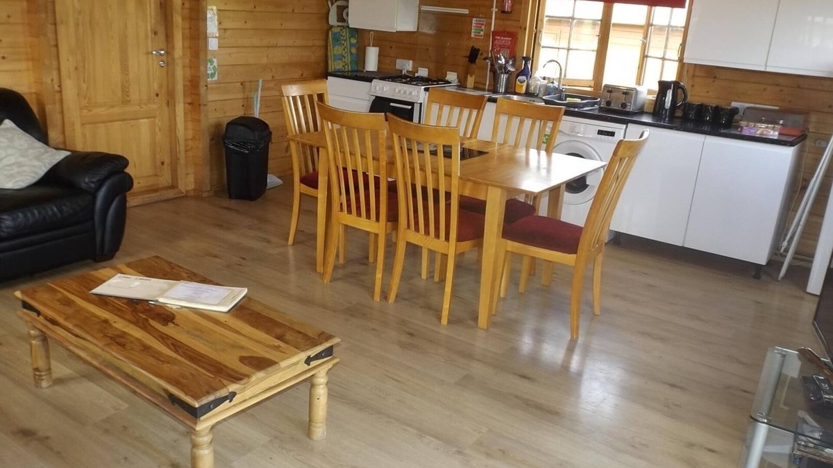 Offenham Cabin | Spacious 3 bedroom cabin at Avonvale Holiday Lodge
