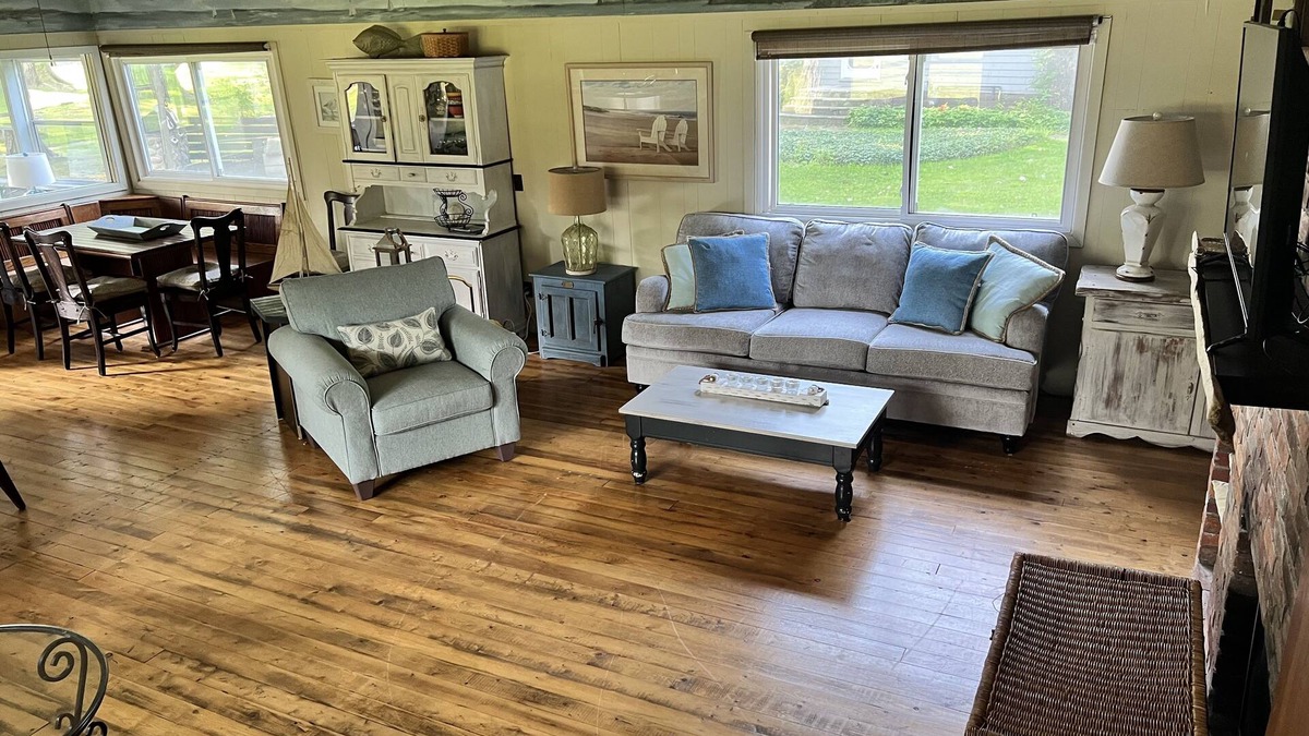Fort Erie Cottage | Spacious 3 bedroom Carriage house on beachfront estate