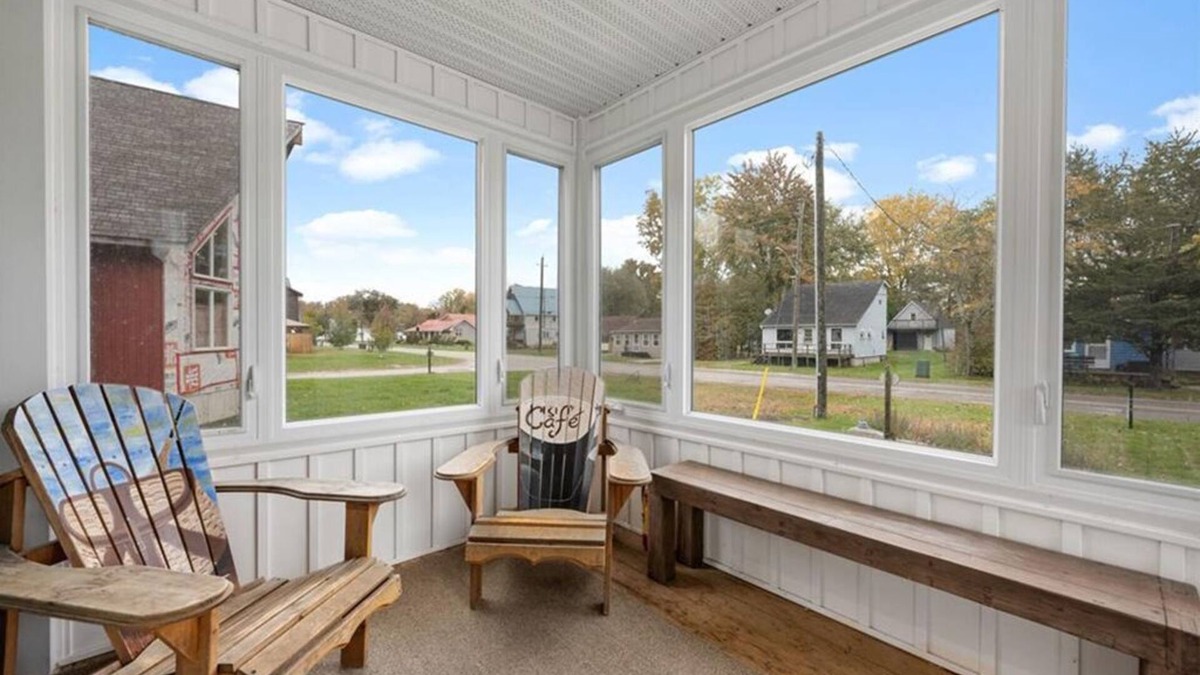 Turkey Point Cottage | Spacious 3 bedroom cottage, sleeps 10, 4 mins to beach, 6 person sauna