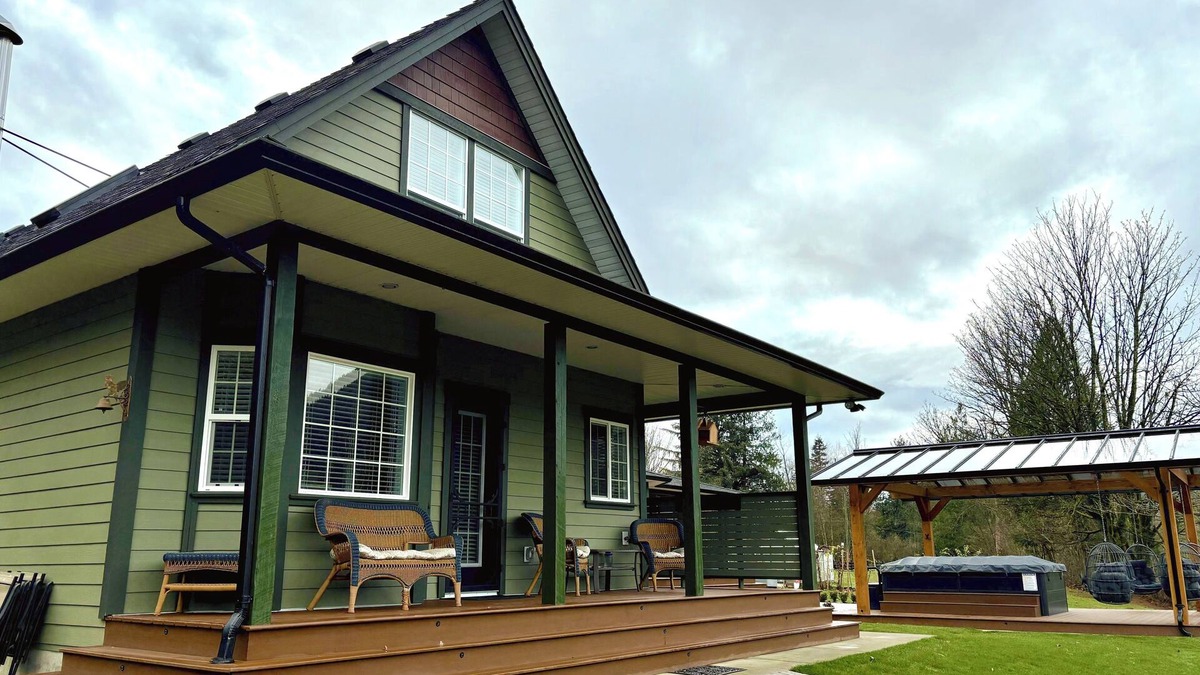 Kent House | Spacious 3 bedroom Guest home with large swim spa and a fire-pit!