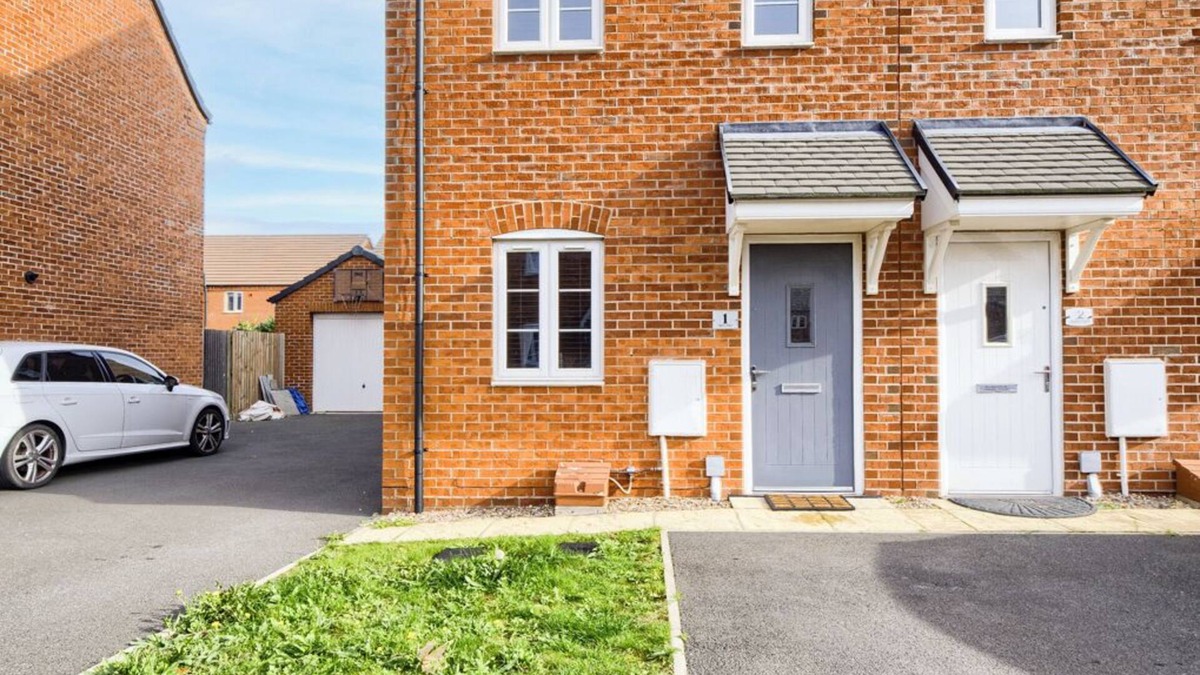 Cranfield House | Spacious 3-Bedroom House | Wi-Fi | Serviced Stays