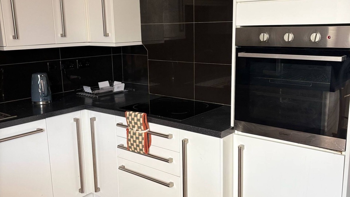 River House | Spacious 3 bedroom house/Free parking/10 mins from train station