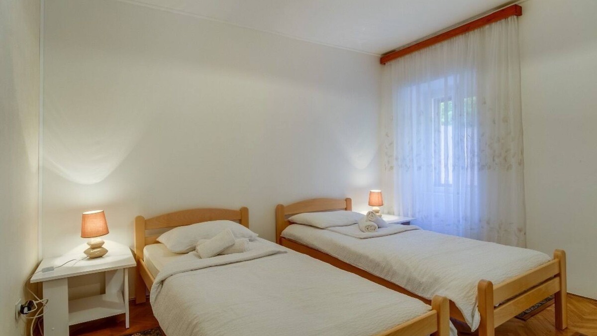 Veli Losinj Apartment | Spacious 3-Bedroom apartment for 6