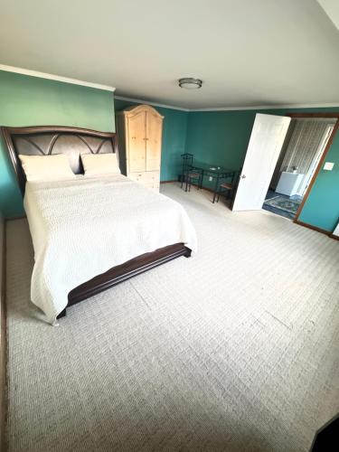 Watchung House | Spacious 3 Bedroom Lakeview Retreat with Private Comfort & Free Parking