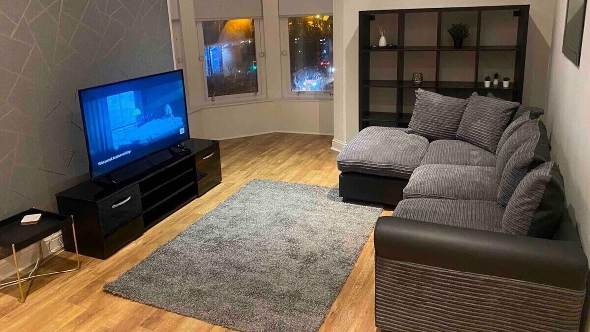 Airdrie Apartment | Spacious 3 Bedroom Maisonette