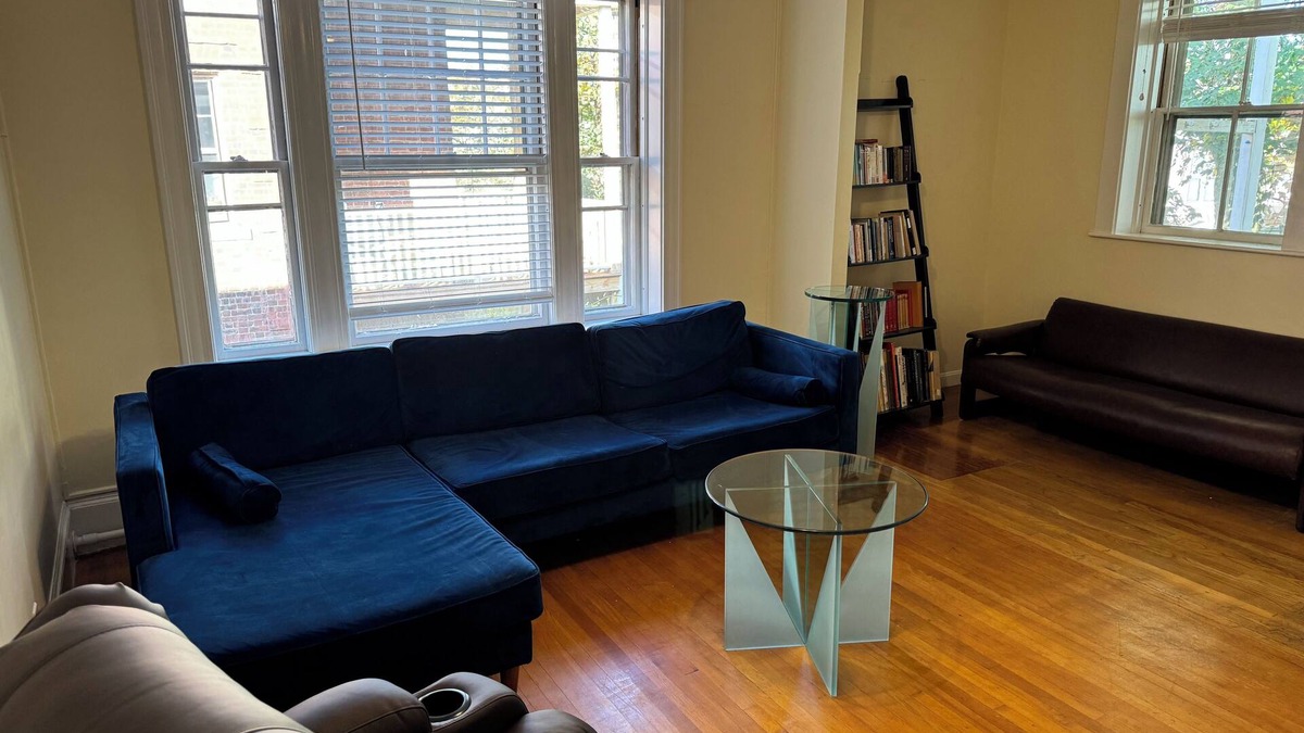 North Cambridge Apartment | Spacious 3 bedroom Porter Square Apartment, 1 mile from Harvard, Lesley & Tuffs.
