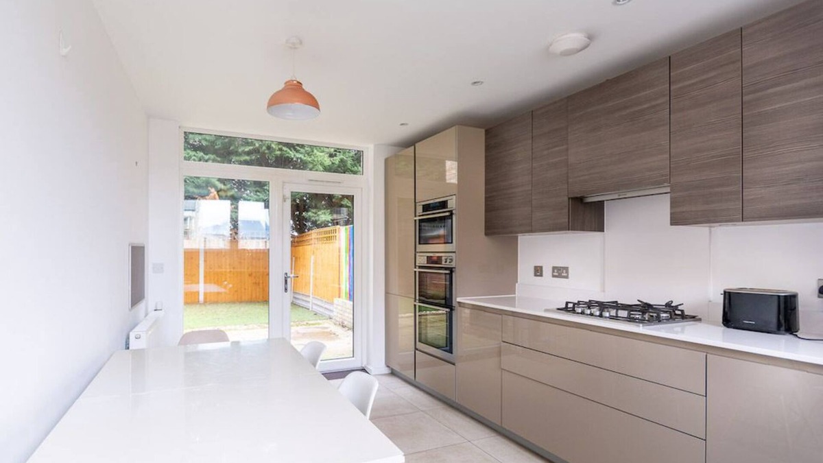 High Barnet House | Spacious 3 Bedroom Terraced House, Great Transport Links and Amenities Close by