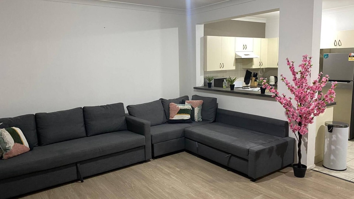 Liverpool House | Spacious 3 bedroom townhouse with AC and lock up garage