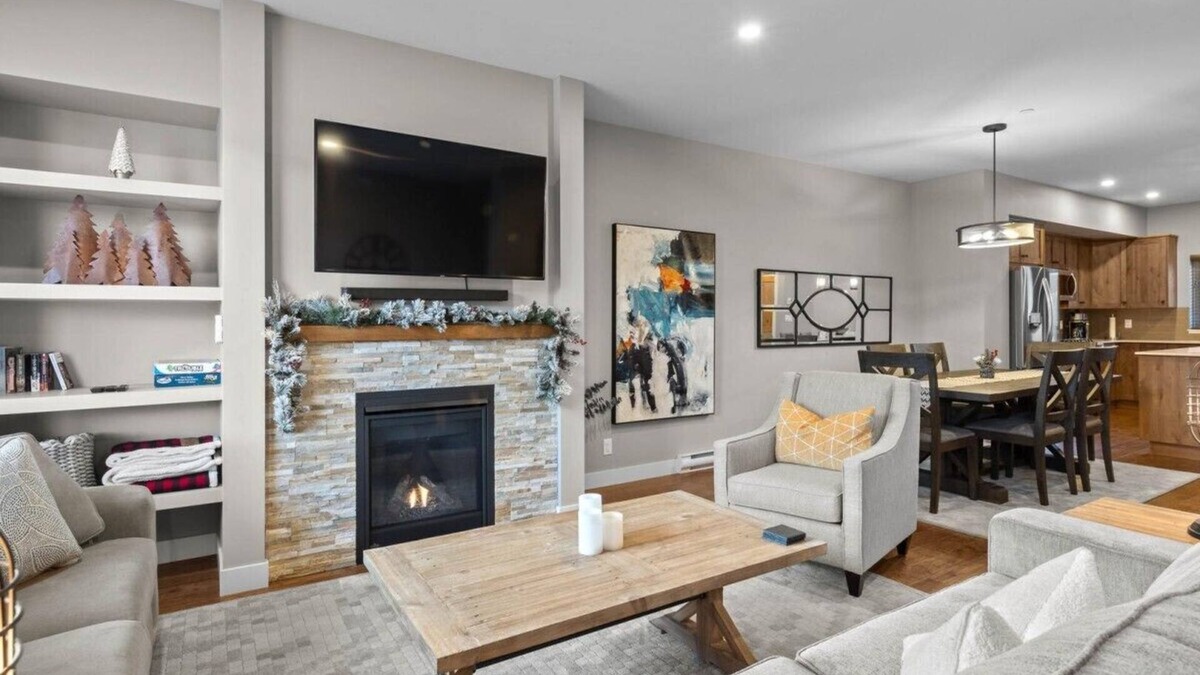 Sun Peaks House | Spacious 3-bedroom townhome with ski-in/out access to Orient & Morrisey Chair and a private hot tub!