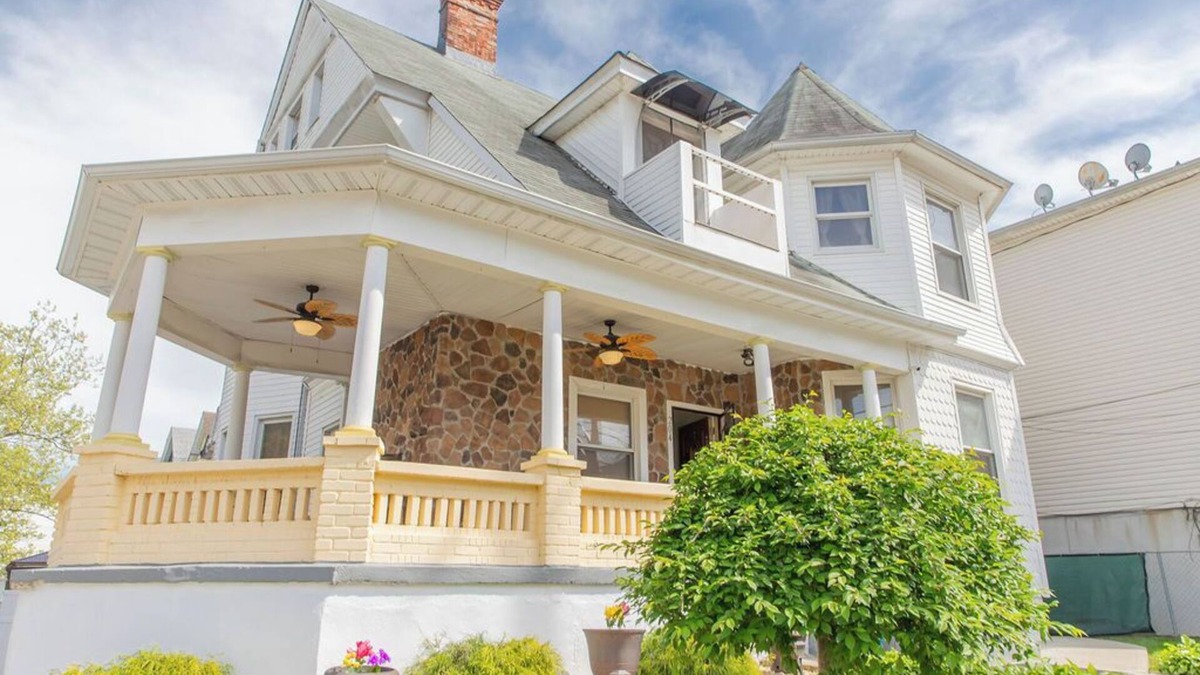 Jersey City Apartment | Spacious 3-Bedroom Victorian Apt w/Sauna, Free Parking, Close To Trains to NYC!