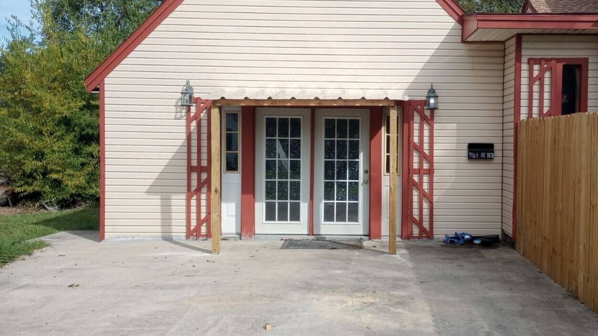 Lakeview  Jefferson County House | Spacious 3 bedroom home. Cajun Capital of Texas! Experience great fishing.