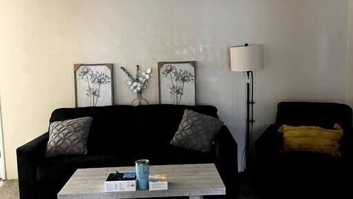 Hanford House | Spacious 3-Bedroom with fast internet and 65" TV