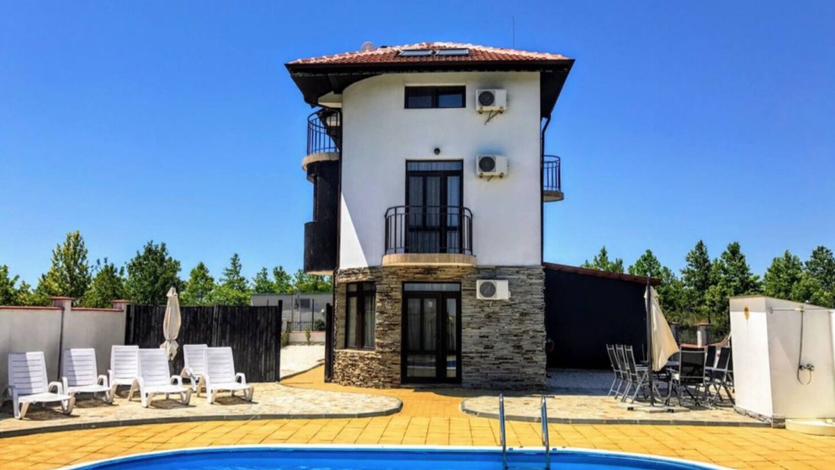 Balchik House | Spacious 3-floor house, 5-min walk to a golf club, 5-min drive to sandy beaches
