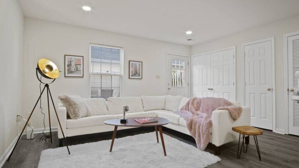 Sterling House | Spacious 3 LVL, 3 BEDR + Attached Baths, Close to Airport ✈ and Attractions