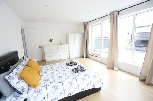 Camberwell Green Apartment | Spacious 3-Story Retreat with Rooftop Terrace and Modern Amenities