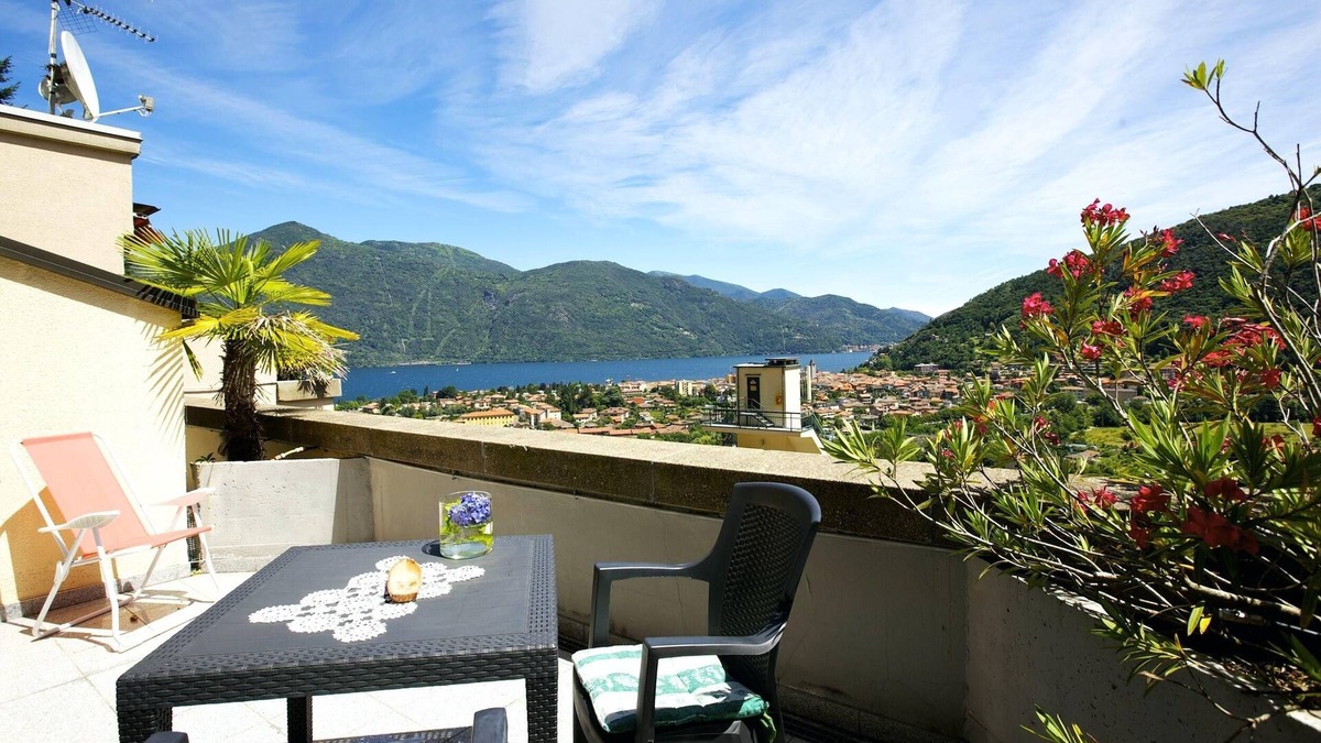 Cannobio Apartment | Spacious 3½-room apartment with sunny balcony and panoramic view
