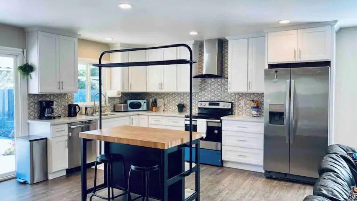 Newark House | Spacious 3B2B Home: Prime Location