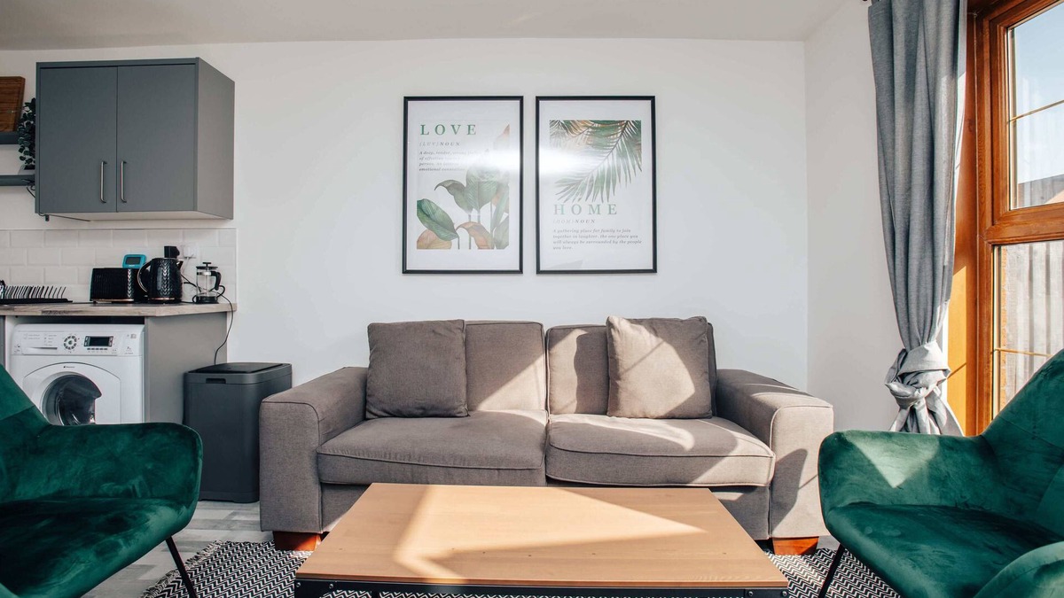 Tipton House | SPACIOUS 3BD TOWNHOUSE w 2WCs+15MINS TO BHAM &WOLV