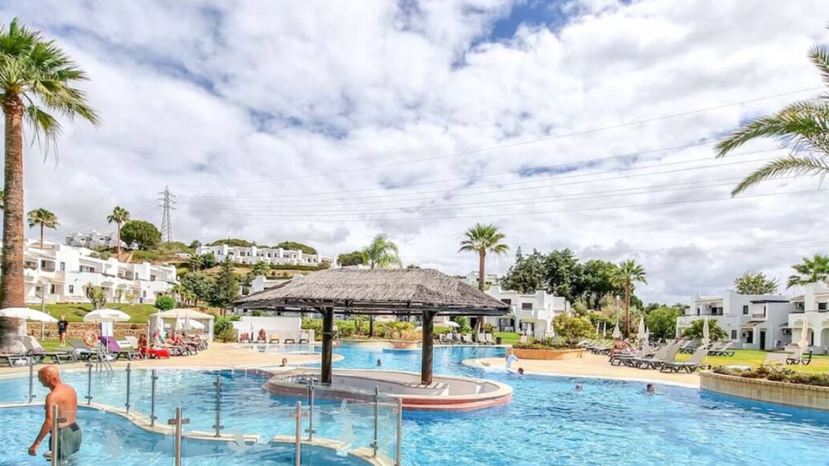 Urbanizacao dos Calicos Apartment | Spacious 3bed/2b, Ground Floor Corner apt. Big Garden, Close to shops and beach