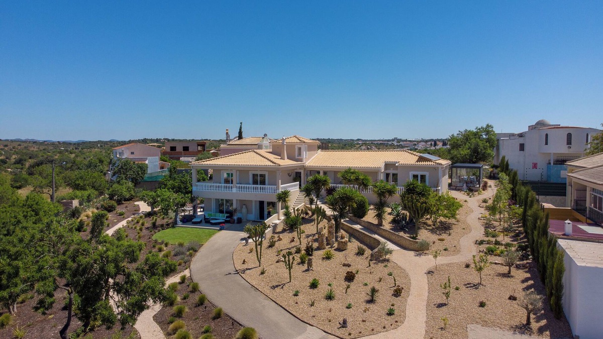 Estombar Apartment | Spacious 3bedroom Garden Retreat breathtaking views & easy access to amenities