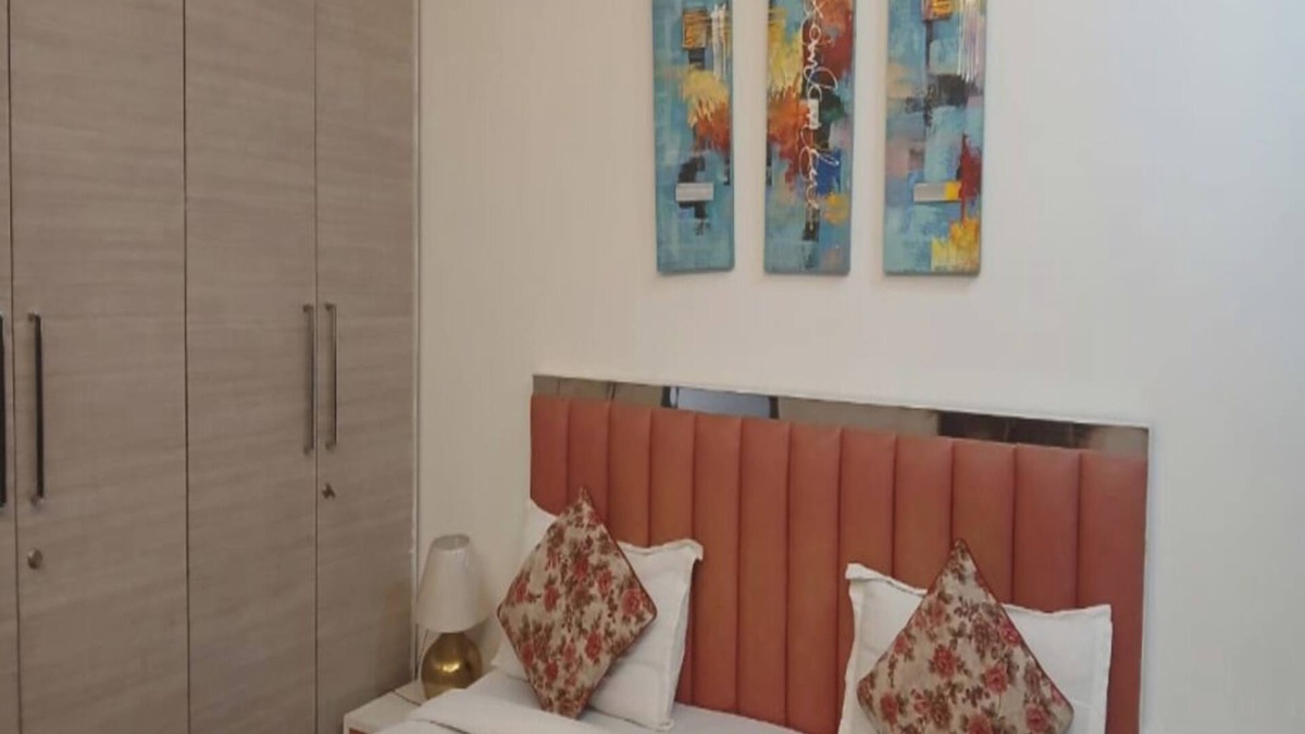 Safdarjung Enclave Apartment | Spacious 3BHK in Safdarjung Enclave- Near Deer Park- Parking, Wifi, Elevator